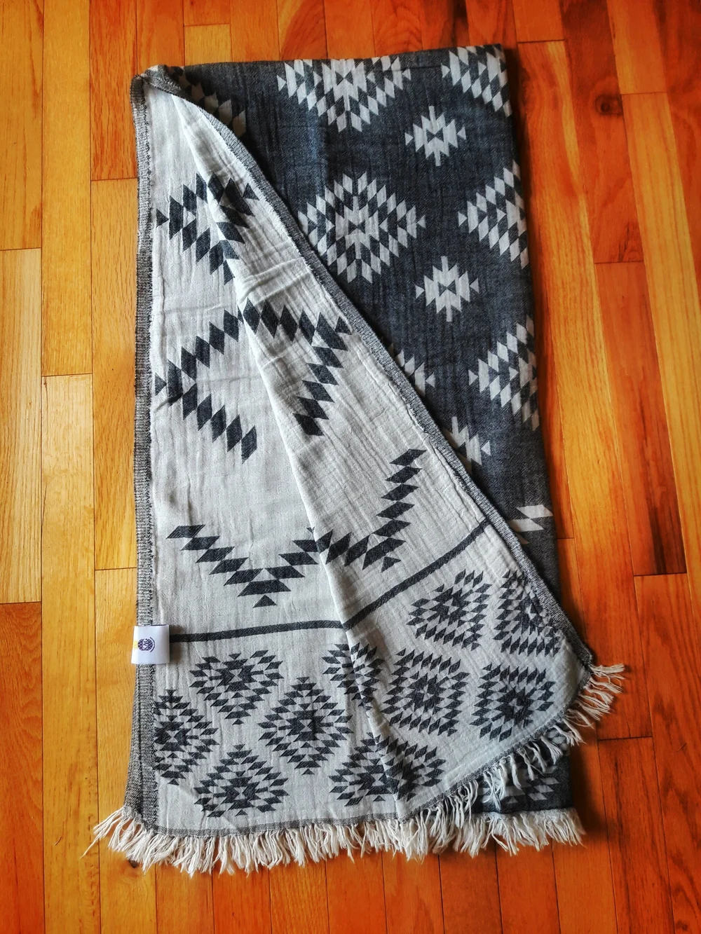 N/A gray white